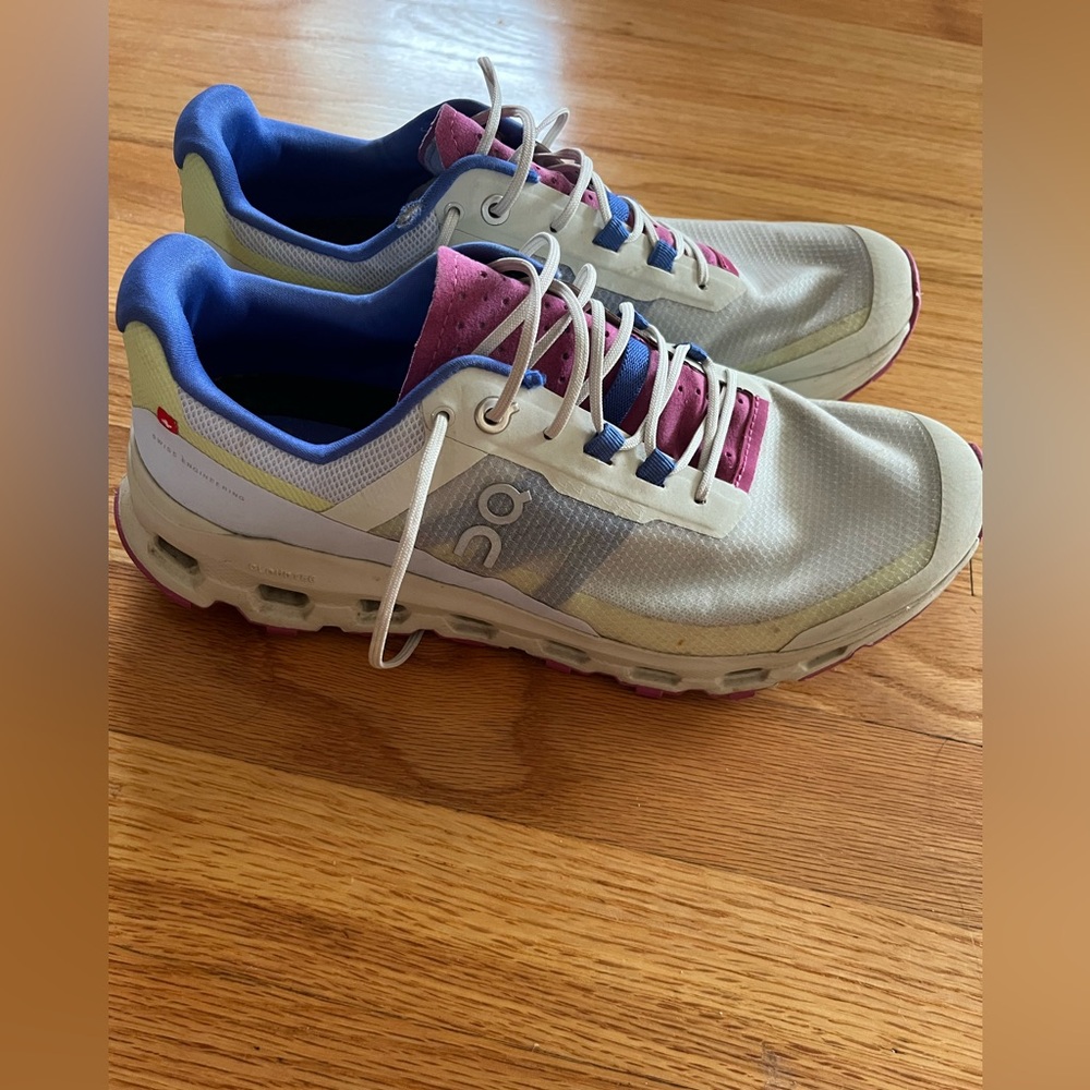 On cloud vista trail running sneaker in heather and rhubarb